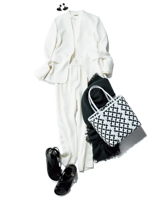 ほどよく力が抜けていて女っぽい、しなやかなセットは街スタイルにぴったり