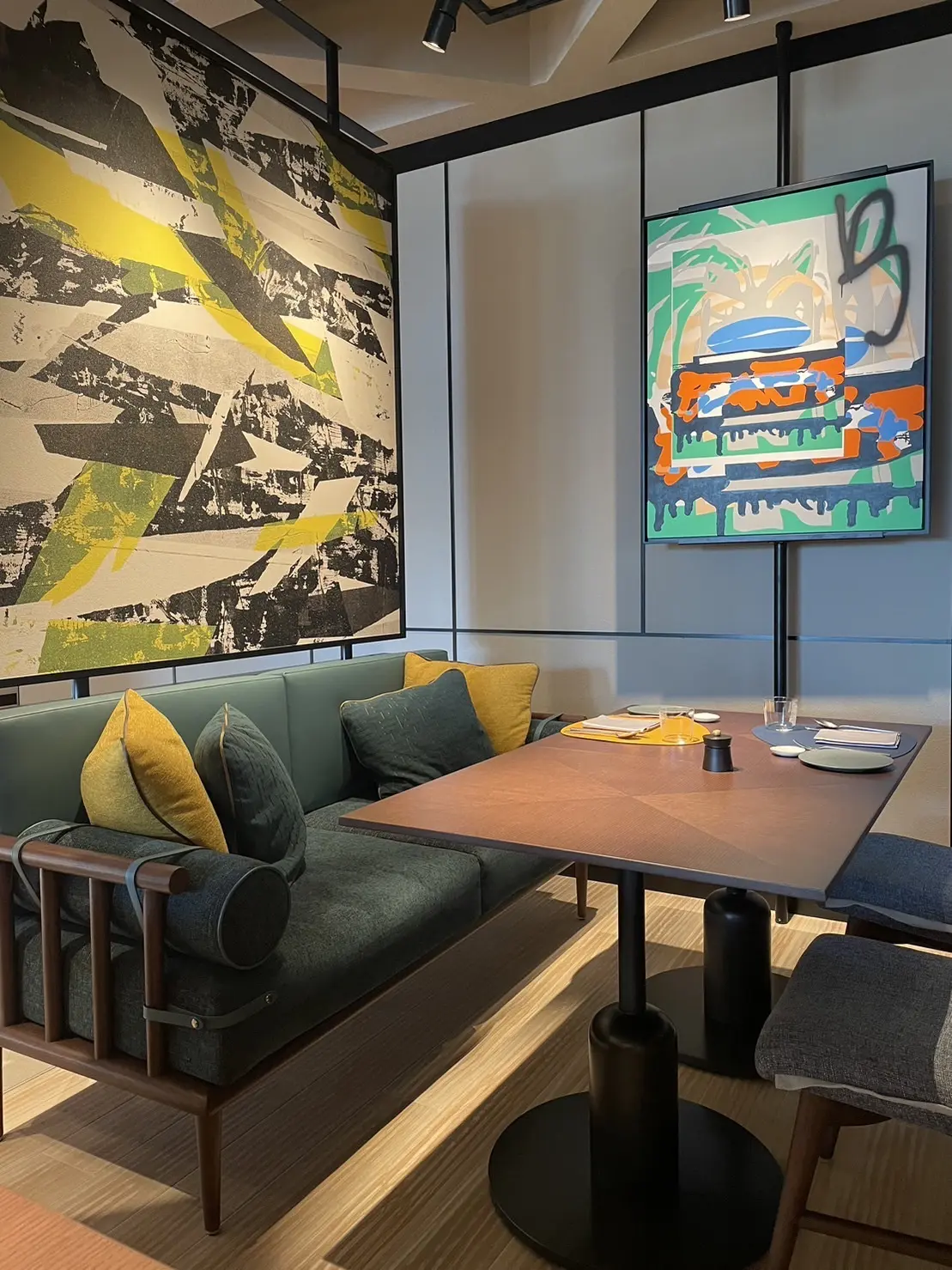 まるでアートギャラリーのような空間のレスの画像_2