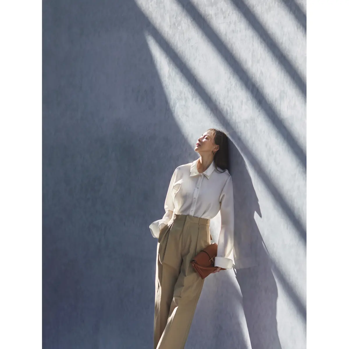 白シャツにベージュパンツを合わせたコーディネート　モデル・SHIHO