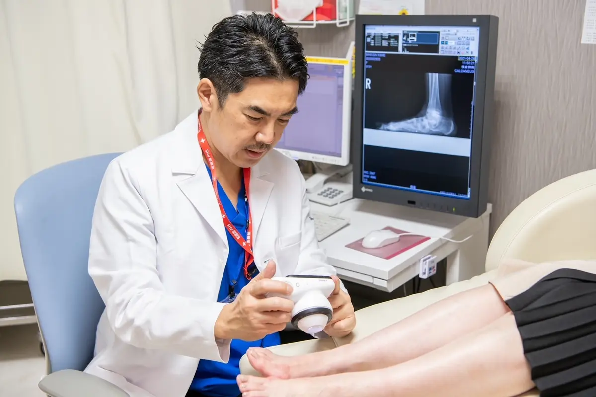 「足のみえるか検診」の検診・検査項目は血流検査、骨格検査、身体機能検査、歩行検査、フットケア。レギュラープラン ￥88,000（第1・第3土曜日に実施）、プレミアムプラン￥148,000（第3木曜日に実施）