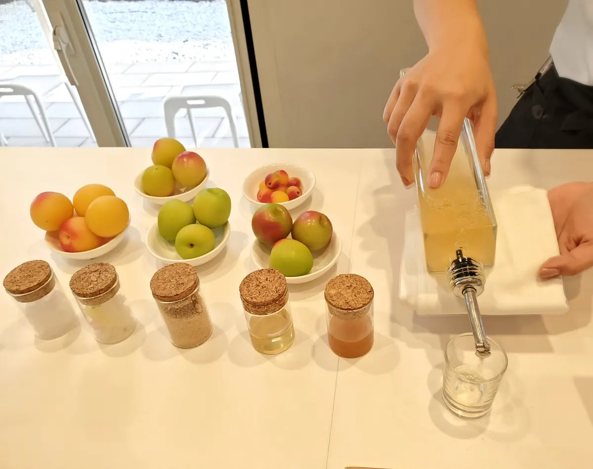 お味見はスタッフの方が少しずつグラスに注いでくれます。