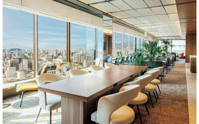 街並みや瀬戸内の島々の稜線を眺めるクラブラウンジ