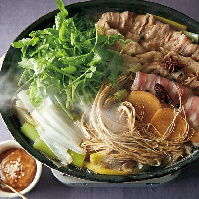 豚とせりの八角鍋