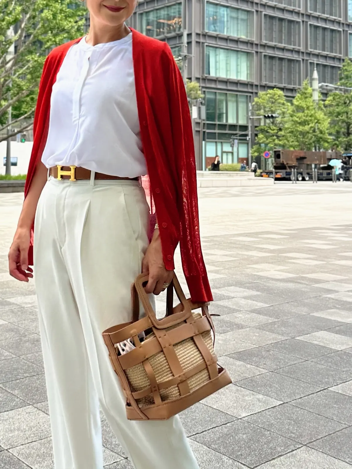 白ブラウス　ユニクロ　白タックワイドパンツ　キャメルバッグ　キャメルサンダル　キャメルベルト　オレンジカーディガン