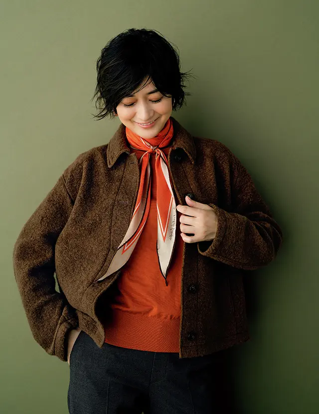 軽やかなボックス型のジャケットがカジュアルに効く