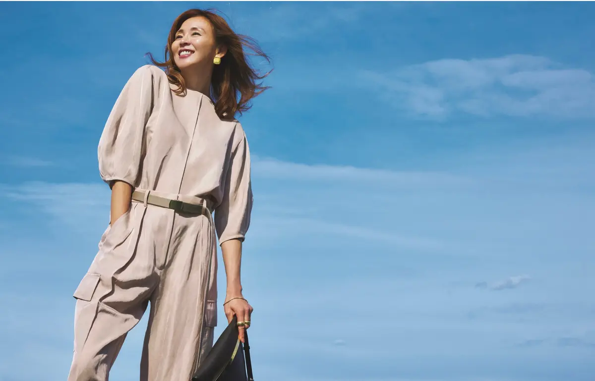 ベージュパフ袖トップスとパンツのセットアップのコーディネート　モデル・SHIHO