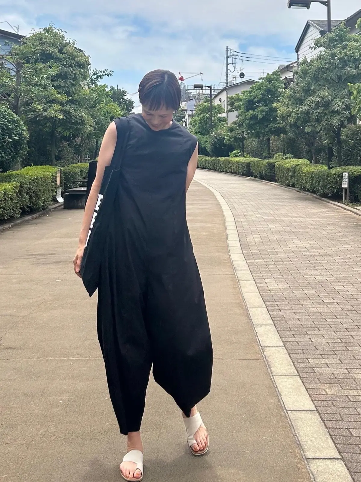 50代オールインワン　50代オールインワンコーデ　モノトーンコーデ　50代ショートカット