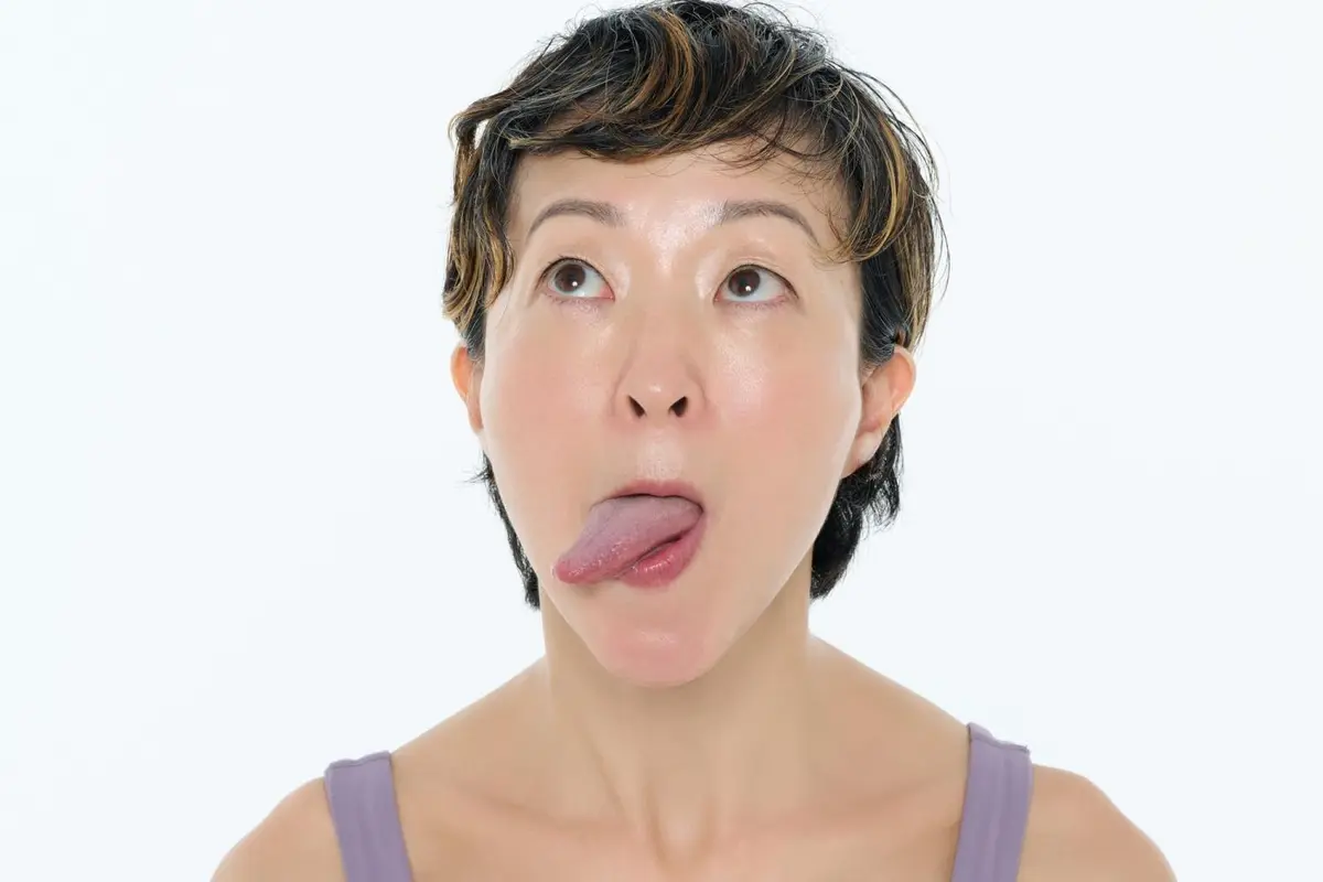 OurAge×Webエクラ 40代50代　顔ピラティス 右→左→前へと出し、さらに舌の筋肉をエクササイズ