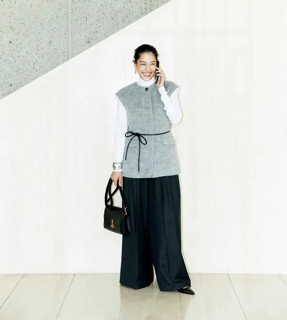 優美なジレをきわだたせる辛口な黒のトッピング