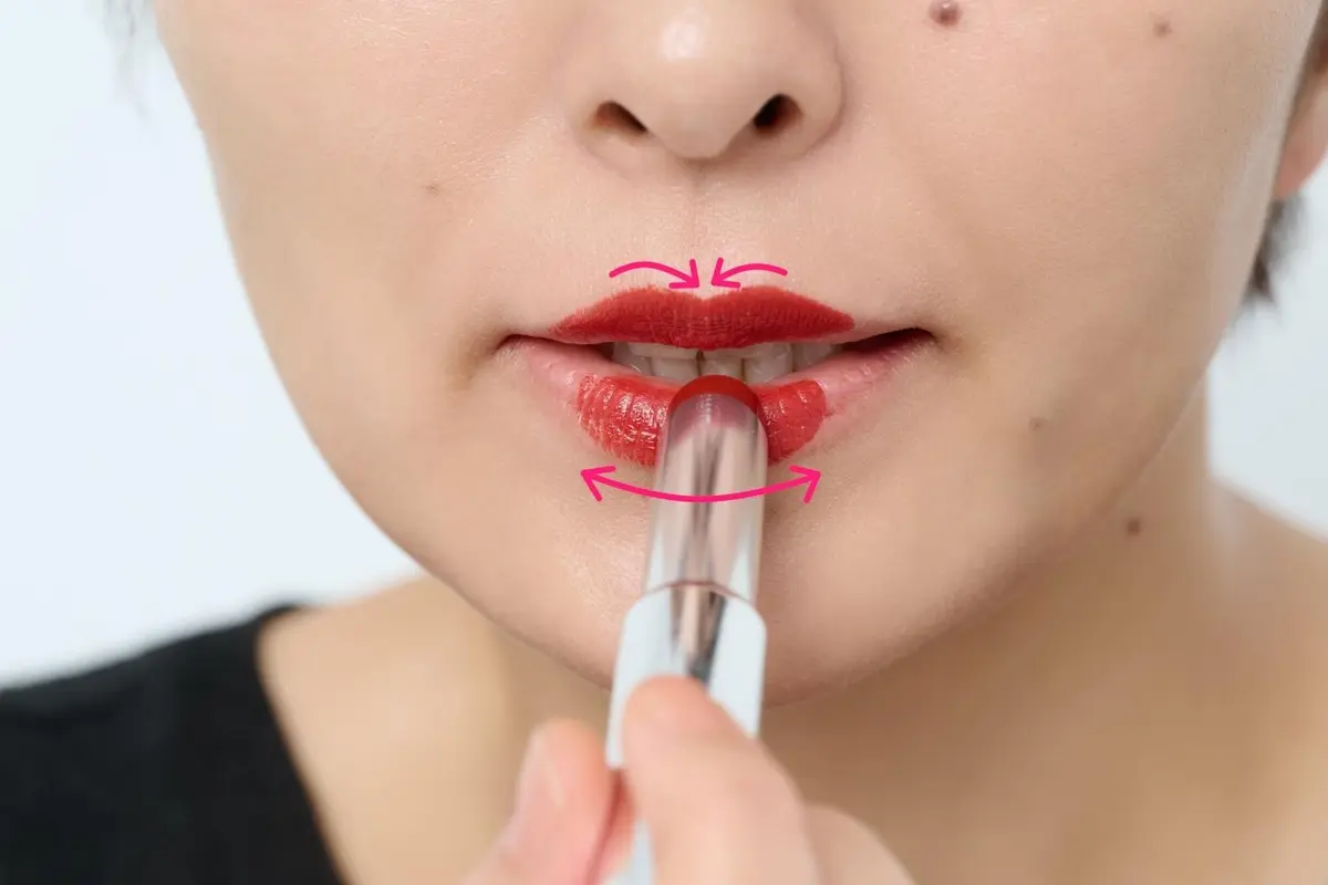 OurAge×Webエクラ　40代50代　赤リップ　塗り方　上下の唇の中央に、リップスティックで直塗りする