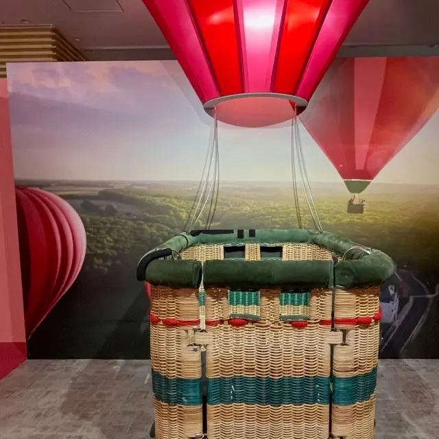 Only On Netflixイベントエミリー、パリへ行くのセット