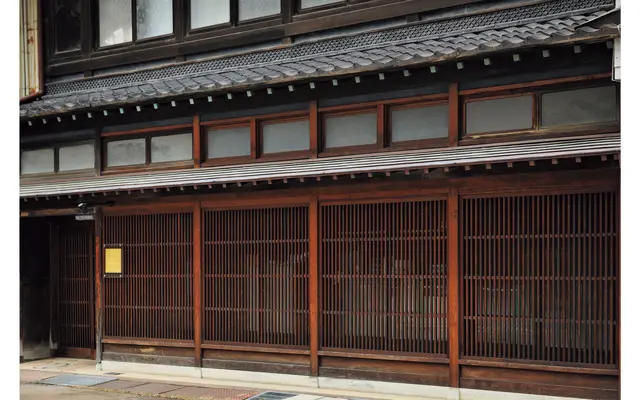 築150年ほどの古民家を改装。吹き抜けのある土間を通り、ダイニングへ　