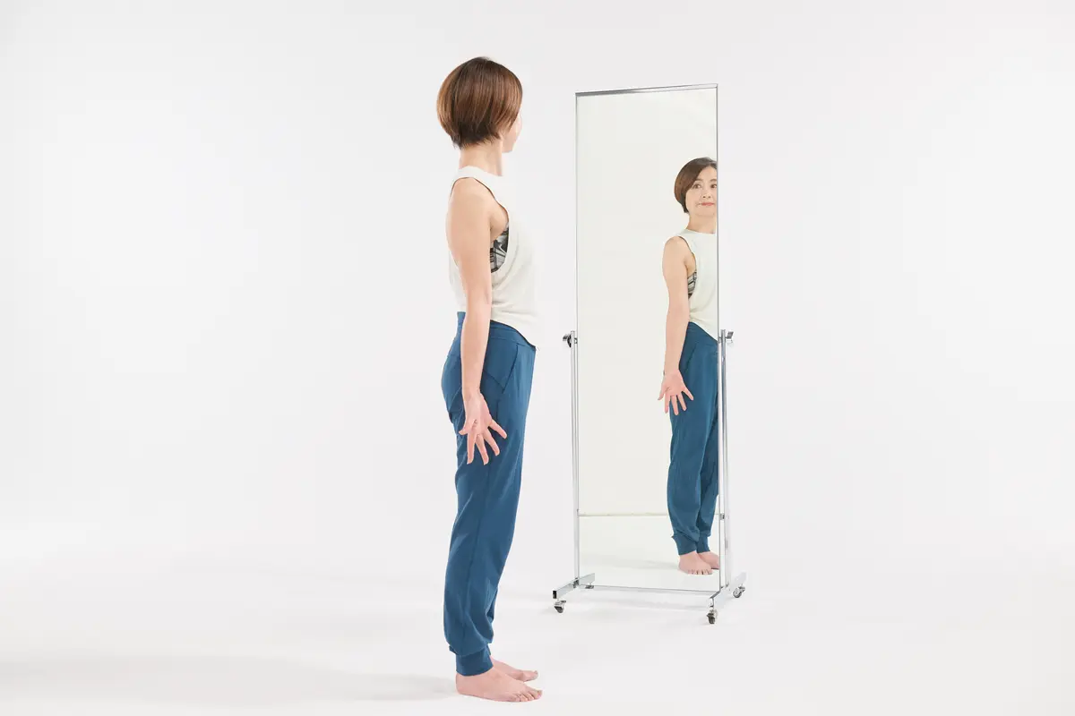 鏡の前に立って、右と左の肩の高さに差がないかをチェック