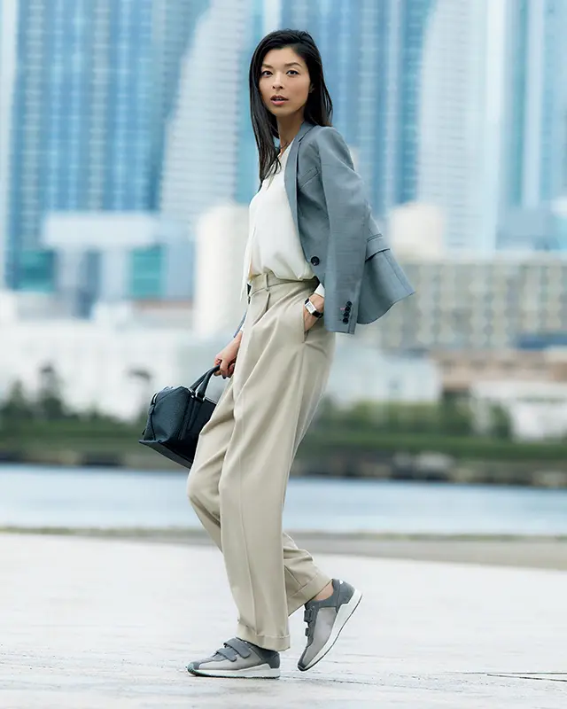 きちんと感が必要なジャケットスタイルには グレーのベルトタイプで