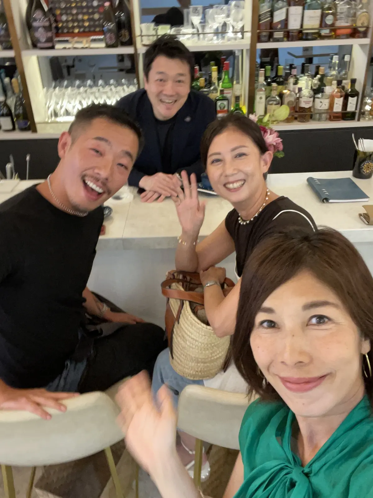 グリーンのリボンシャツを着て日本初のプロの画像_2