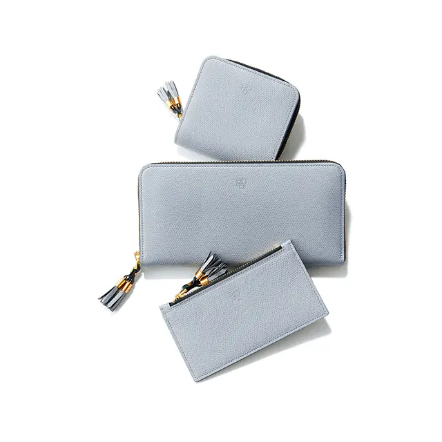 「エポイ」の定番レザー シリーズの新色は、 ビジネスシーンにも フィットする端正カラー