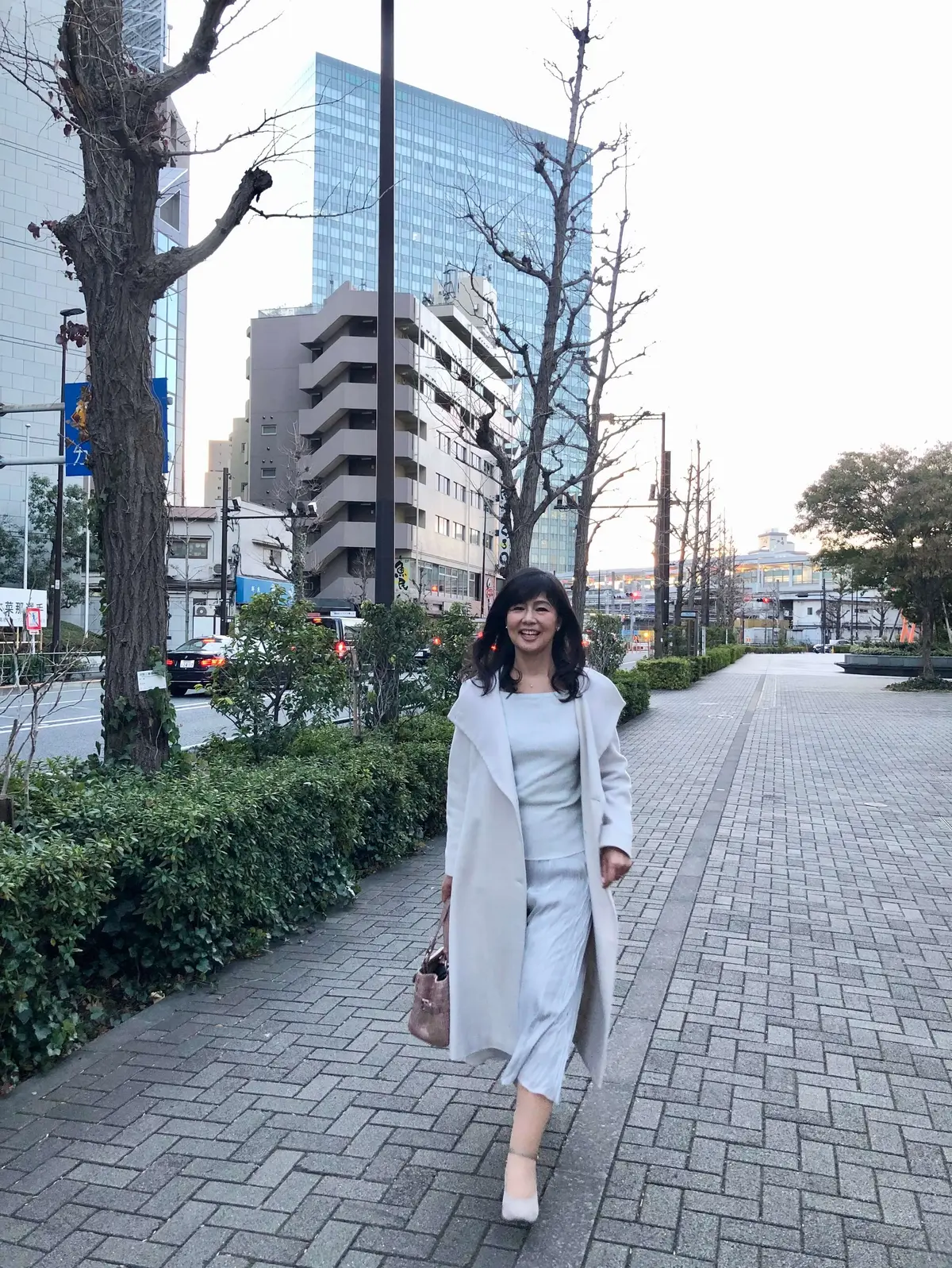 ロペ」白ロングコート。ラメ。シルバーニット。光沢。シルバーロングスカート。