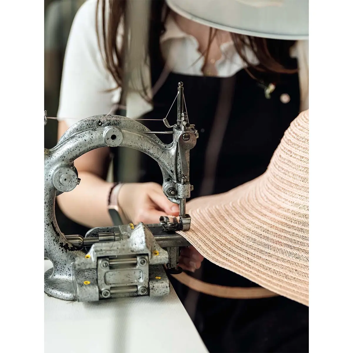 メゾン が誇る伝統的な技術のひとつが、この＂パイユ・クジュ＂。麦わらを、らせん状に専用の ミシンで縫い付けていく