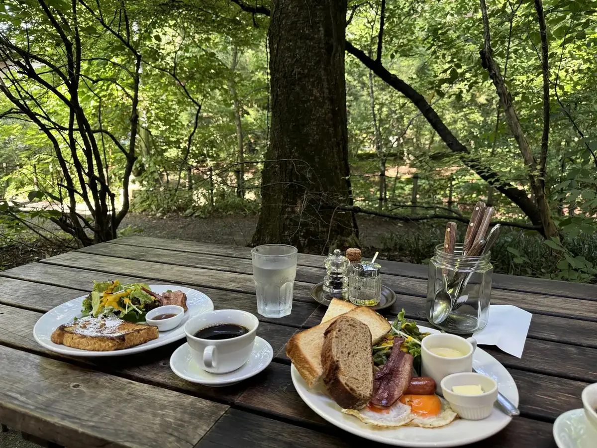 朝一番に訪れたのは「ベーカリー＆レストラン沢村」