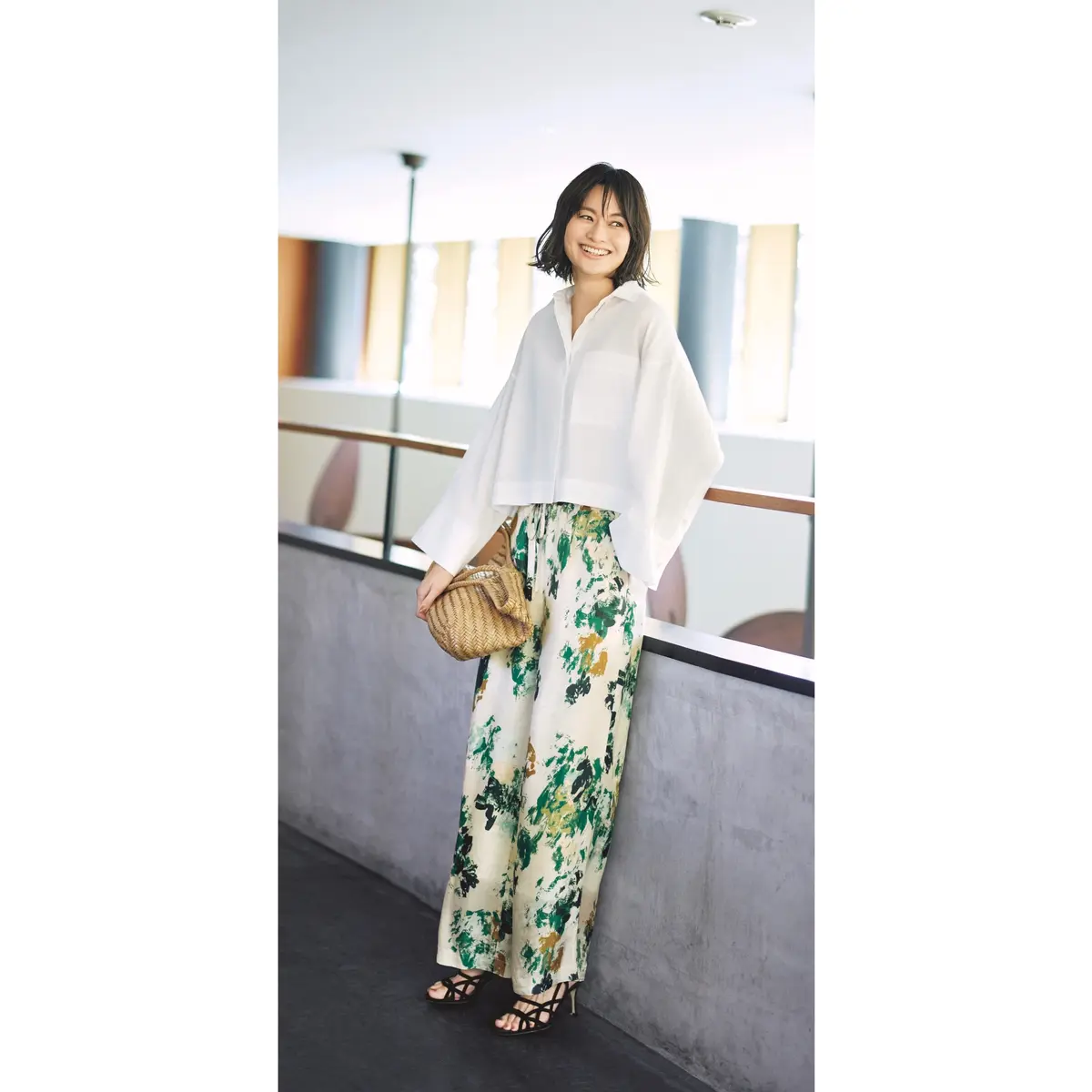 白オーバーサイズシャツと白×グリーン花柄パンツのコーディネート　モデル・渡辺佳子