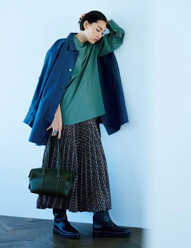 黒ショートブーツのコーデのLIZA