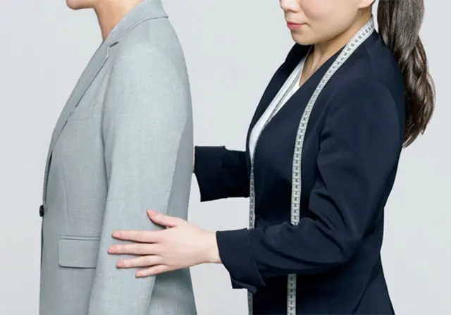 スーツ業界でイージーオーダー制を牽引してきたオンワードならではの熟練のフィッターが採寸を担当。