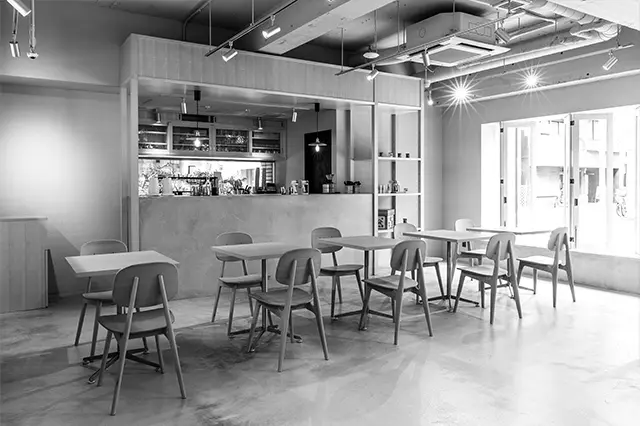 カフェでは、誰でもおいしい抹茶が点てられる電動茶筅、「Charaku」を使用。