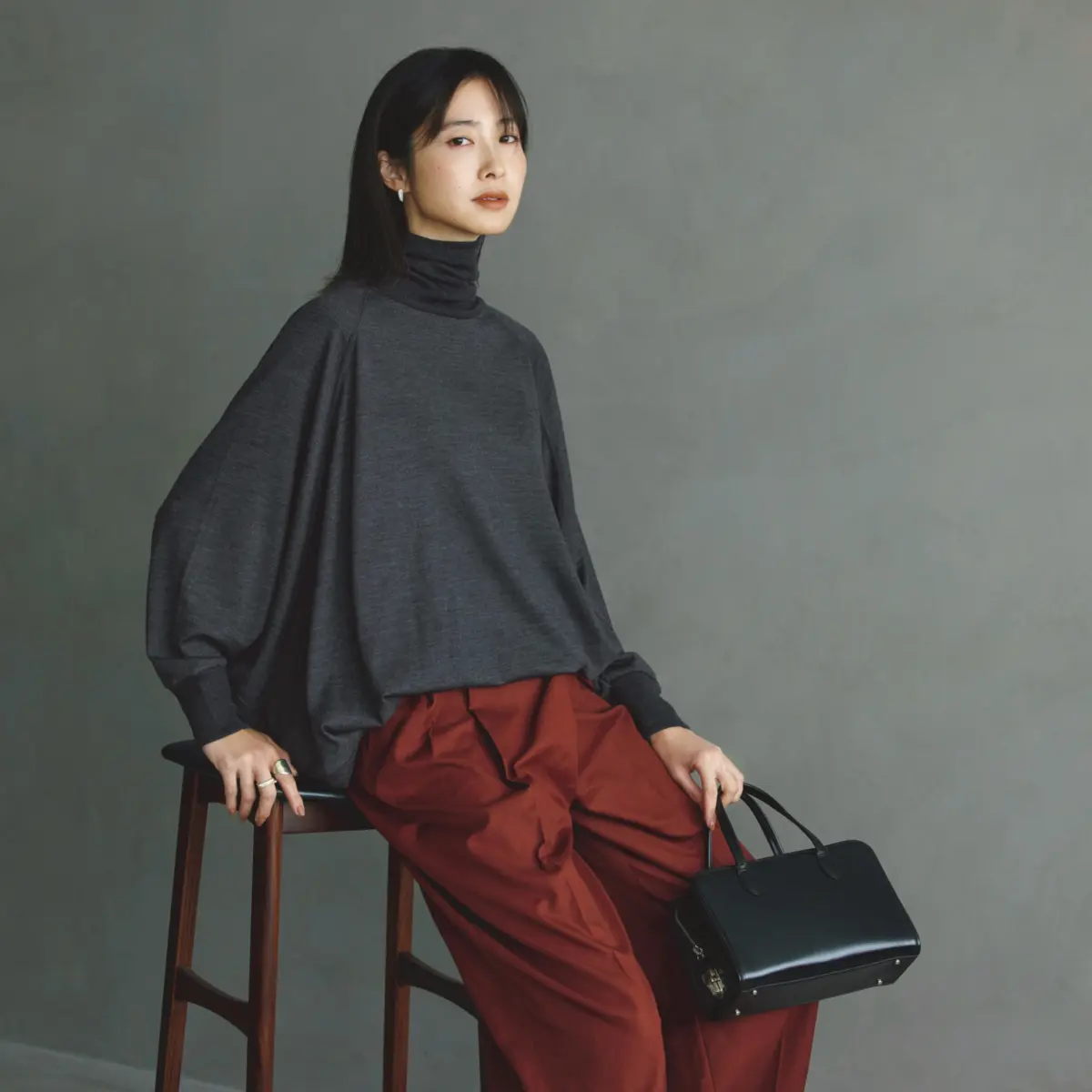 ドルマンスリーブのグレータートルトップスにダークレッドのタックパンツを合わせたコーディネート　モデル・絵美里