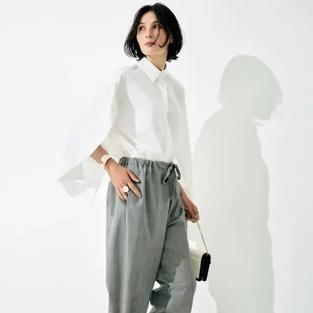 軽やかで優雅な動きをもたらすケープ風デザインが新鮮