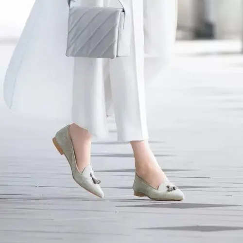 戸野塚かおる×Chatelles ポインテッドトゥフラット（グレージュ） ￥40,000+税