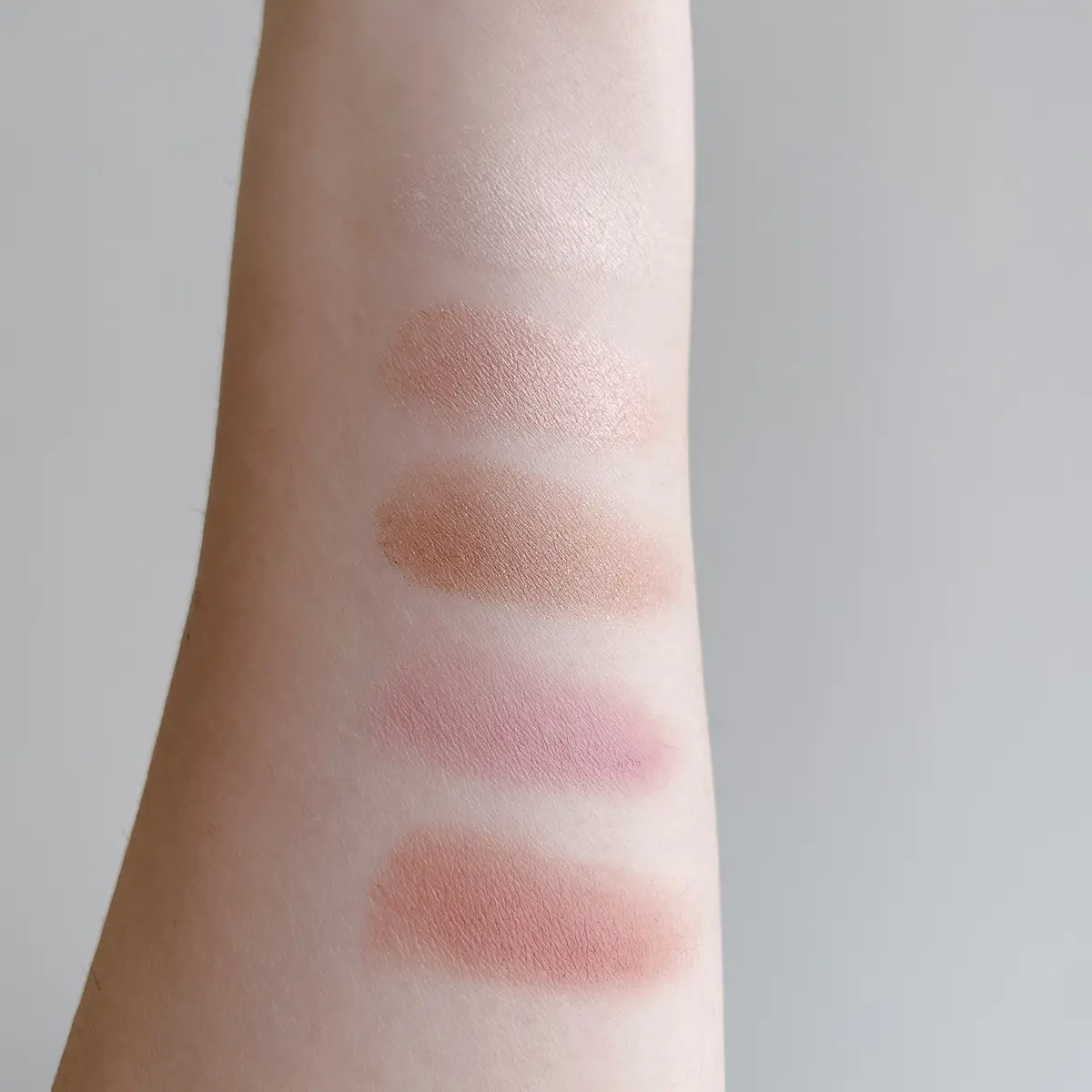 コスメデコルテ アイグロウジェムの新色アイシャドウの色味