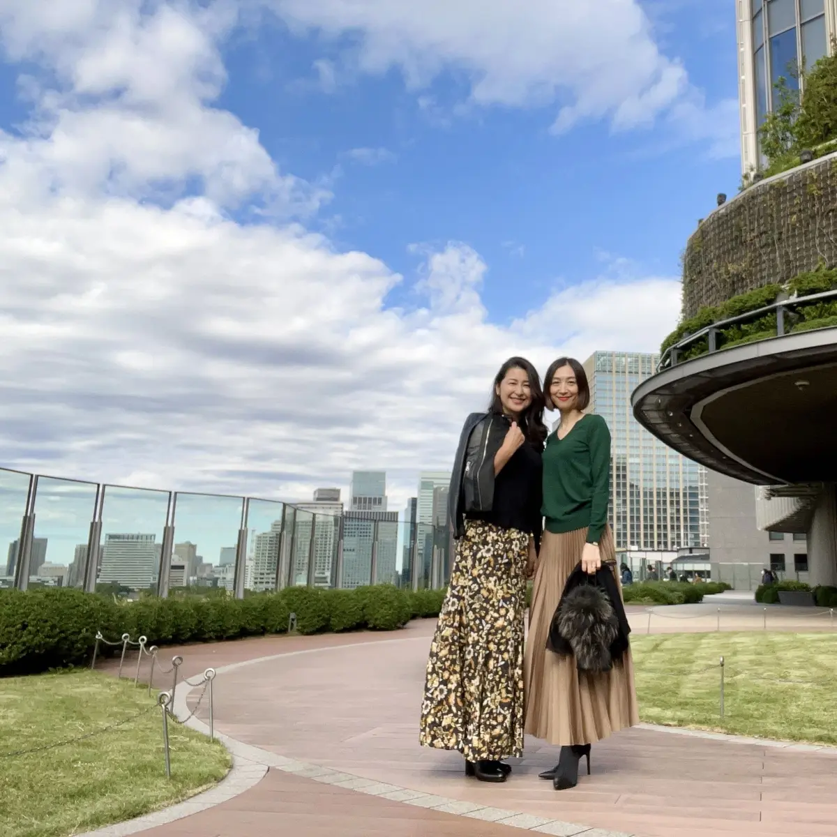 日比谷ミッドタウン６階テラス、華組、2人で写っている写真