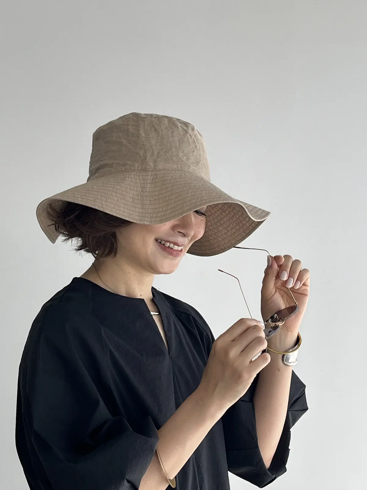 三尋木奈保さんの夏のリゾートスタイル 帽子はKIJIMA TAKAYUKIのツバ付きハット