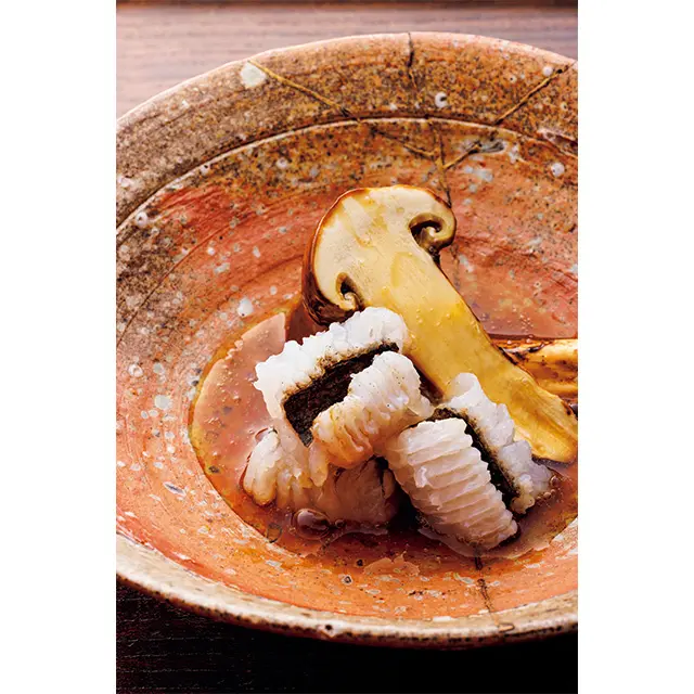 皮を炭火で焼ききった鱧とだしでさっと炊いた松茸