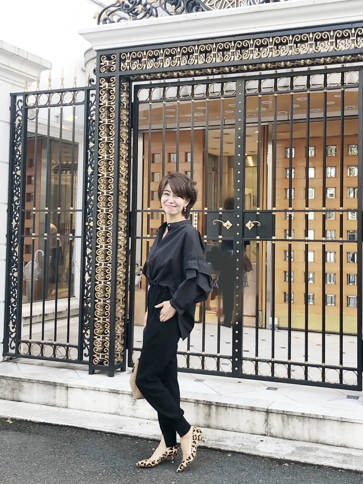 袖コンシャスなブラックシャツ