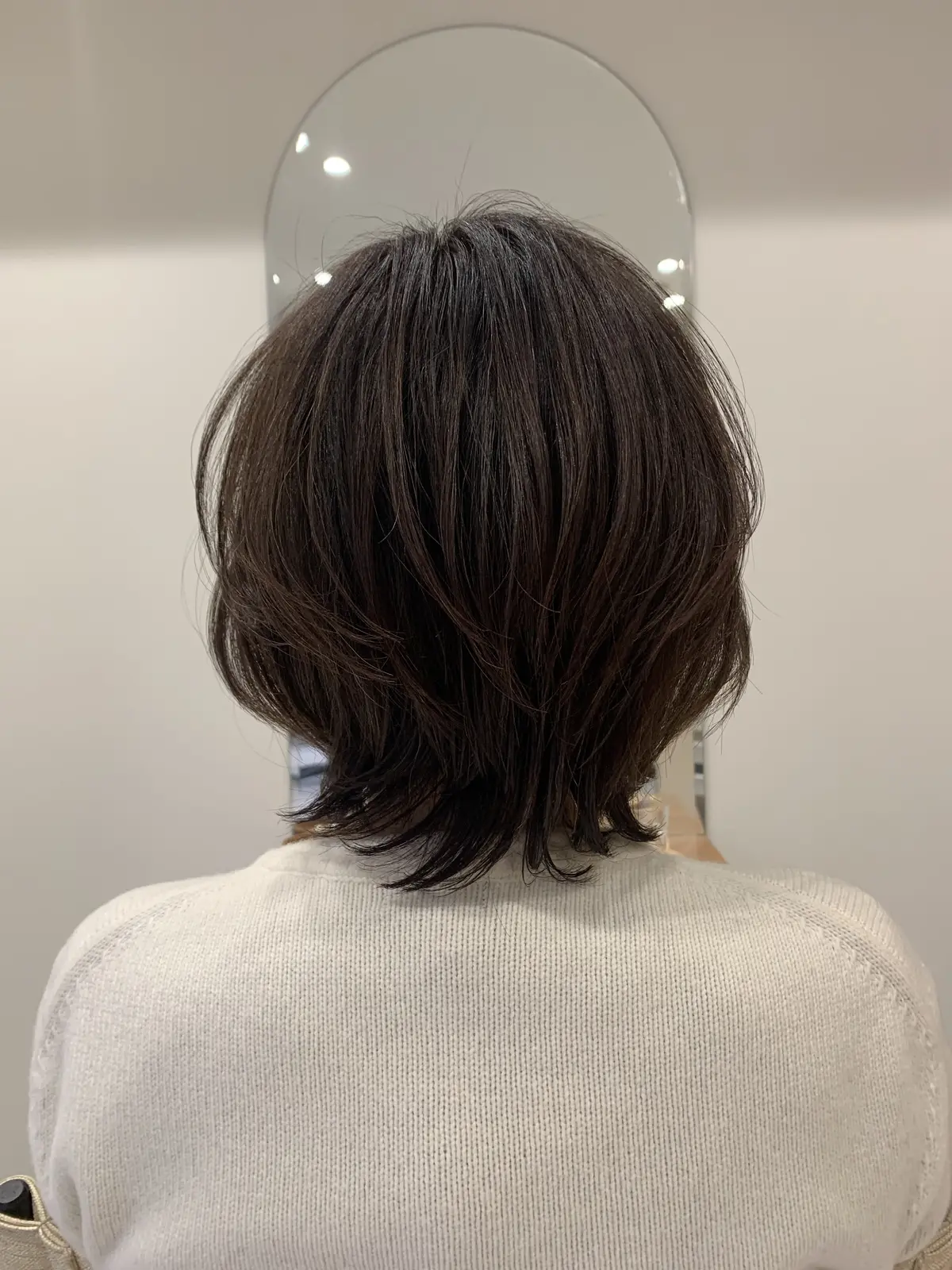 ショートヘアの女性の後ろ姿