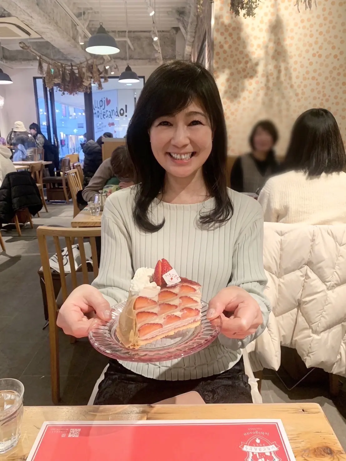 いちごさんカフェ、アフタヌーンティー、ミルクレープ、ケーキ、女子会、カフェ、スイーツ、いちご、お茶、Afternoon Tea、LOVE &TABL、Afternoon Tea LOVE &TABL、アフタヌーンティーラブ&テーブル、ニット、トップス、ミントグリーン、パステルグリーン、店内。