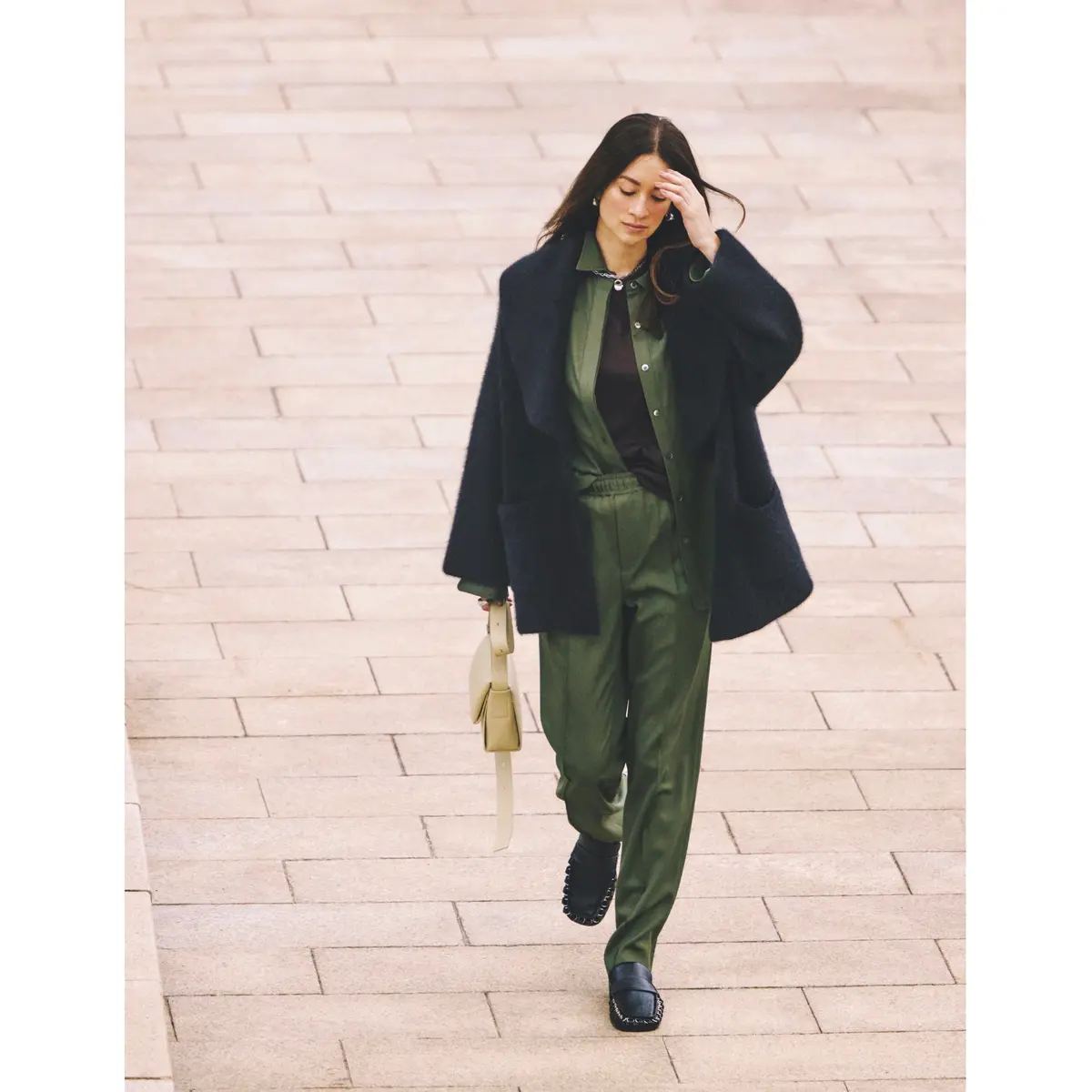 カーキシャツとパンツのセットアップにブラックのジャケットコートを合わせたコーデ　モデル・ブレンダ