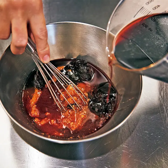 赤ワインは一度に入れると味噌が溶けにくいので、少しずつ溶かしながら加えるのがコツ
