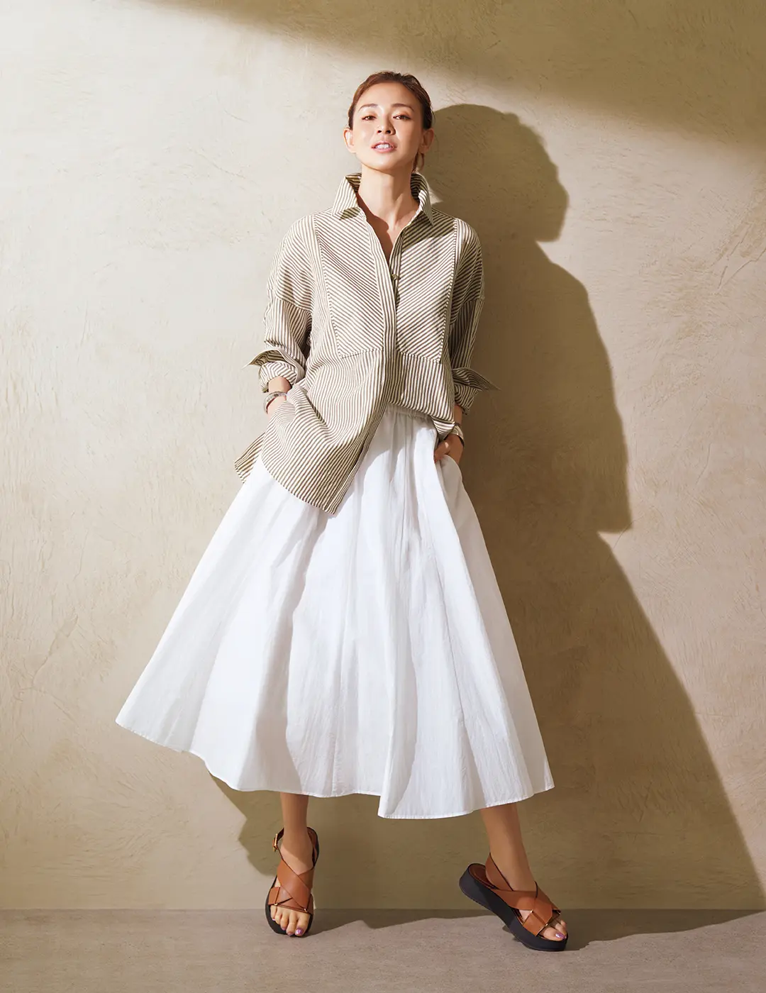 リネン混シャツで味わうブラウンストライプのフレッシュな品格