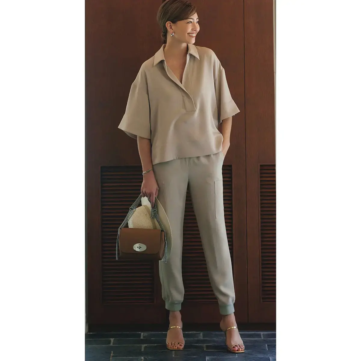 上品さとスポーティさを両立する洗練ベージュのセットアップ。