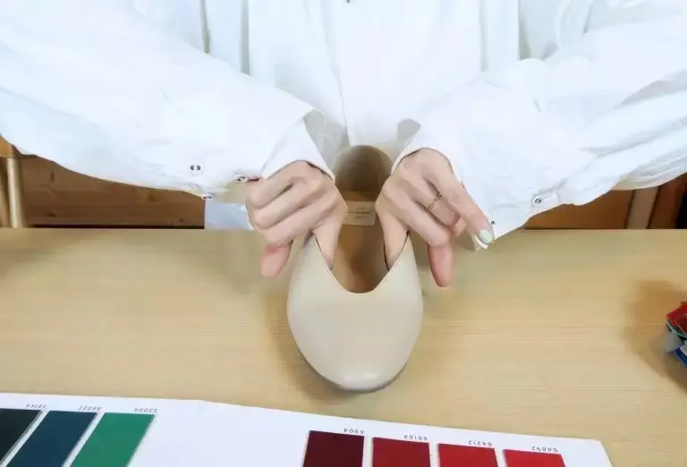 enchanted 【HAPPY PLUS STORE別注】本革ソフトレザーVカットバブーシュ ￥12,980（税込）