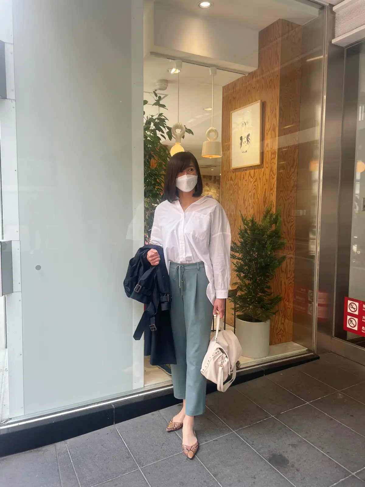 白シャツ&ブラウス×グリーンパンツで春スの画像_2