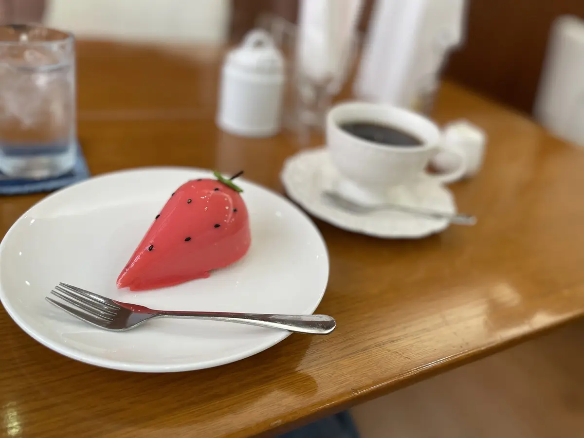 イチゴの形のケーキとコーヒー