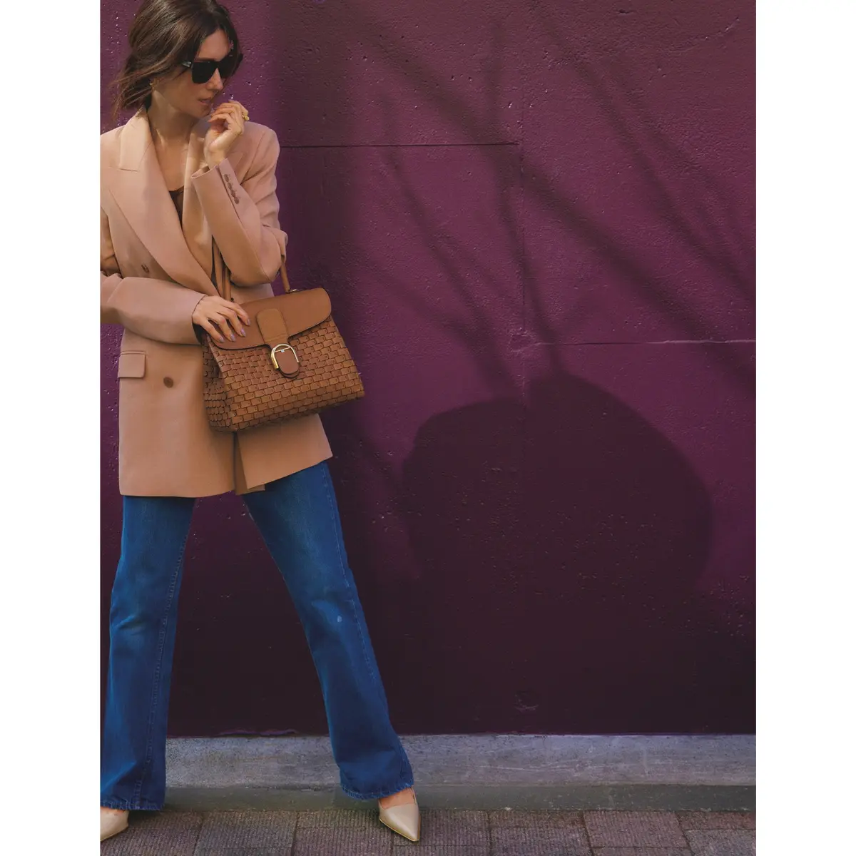 ピンクベージュのジャケットにブルーデニムパンツのコーディネート　モデル・ブレンダ