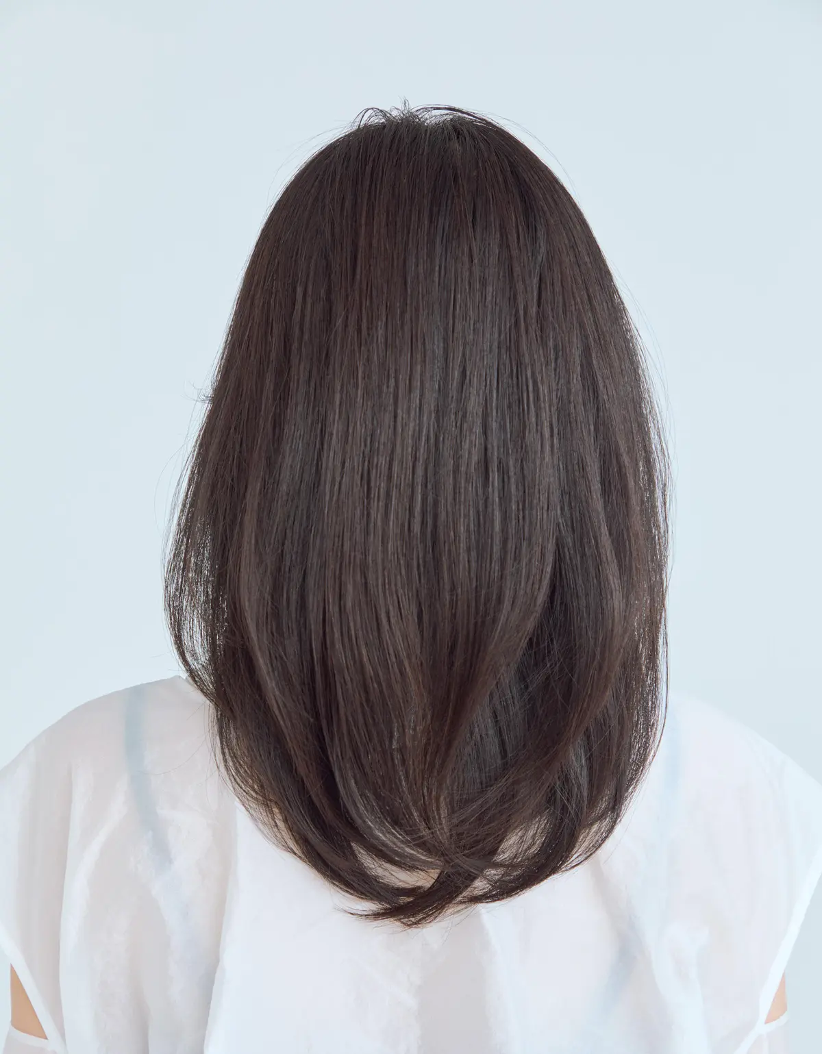 後から見たセミロングヘアスタイル