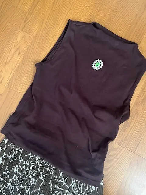 トップスはGUのボルトネックＴ（ノースリーブ）BROWN。ブリーチはTRECODE。