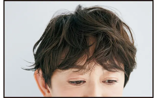 割れやすいクセは、パーマで“あえて”動かしているようなしゃれ感のある動きに。このパーマには丸みフォルムを合わせるのがおすすめ。