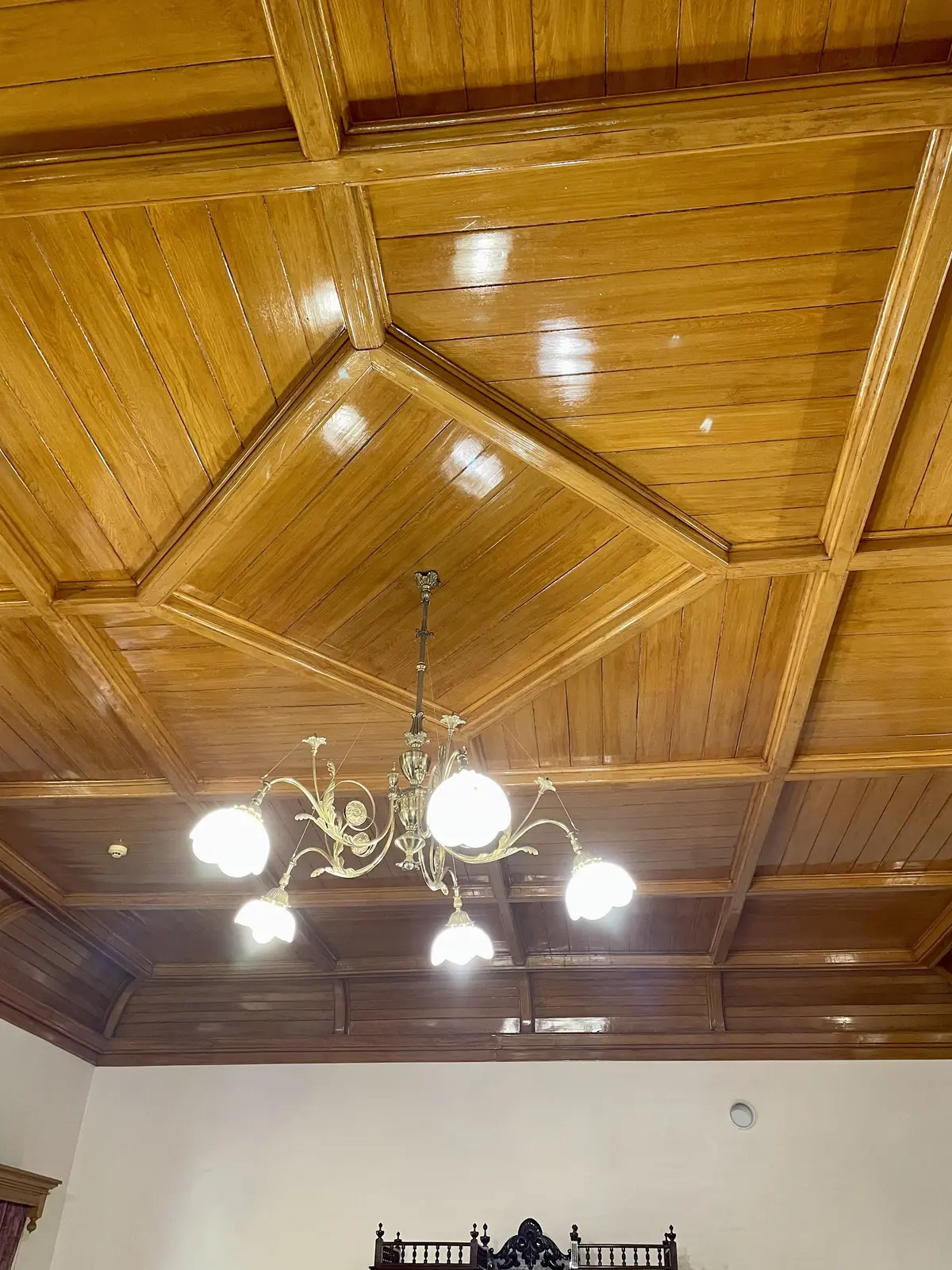 北海道、函館、旧函館公会堂、食堂、大食堂、組み木、天井、組み木天井、ピカピカ、ツヤツヤ、シャンデリア、真鍮、ゴールド、お花のシャンデリア、綺麗、可愛い、素敵、黒光り。