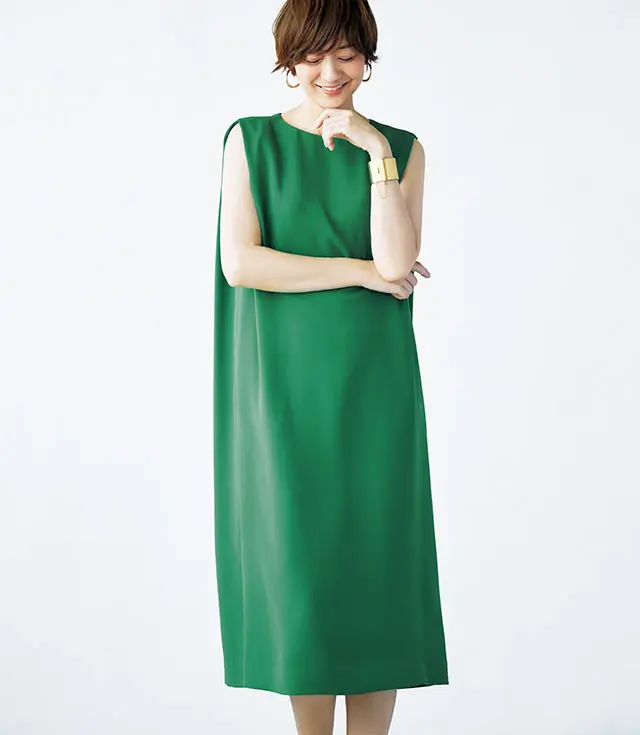 きれい見えが計算された構築的なシルエットに美しいグリーンが映えて